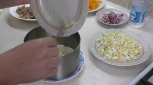 Салат из рыбной консервы. Простой и вкусный салат из консервированной сайры.