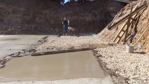 Подбетонка. стягиваем по маякам .как построить дом. как сделать подбетонку