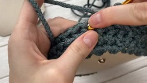 Видео мастер-класс по вязанию сумки Саквояж крючком из полиэфирного шнура 5 мм