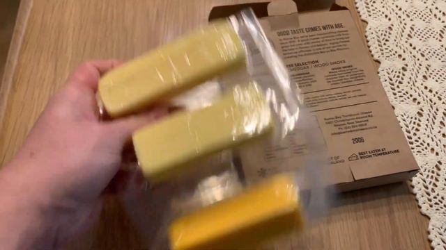 Купил пачку сыра в НЗ, там 3 маленьких кусочка смотреть онлайн