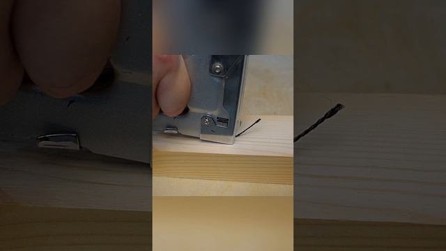 КАК ЛЕГКО И ПРОСТО ЗАКРЕПИТЬ НИТКУ СТЕПЛЕРОМ? ПОЛЕЗНЫЕ СОВЕТЫ. #shorts #short #tiktok #diy