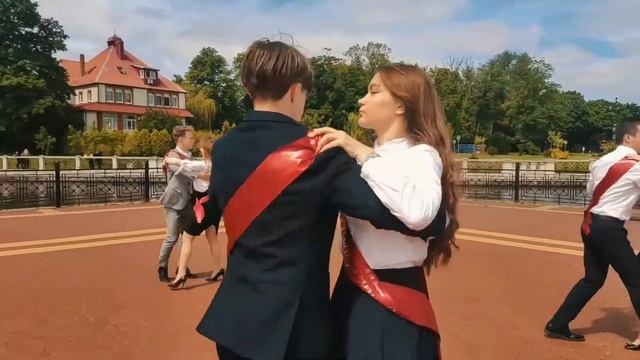 Выпускники гимназии №40 исполнили вальс на Верхнем озере смотреть онлайн