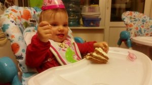 Маленькая девочка не сразу поняла что торт можно есть ?