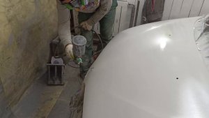 Облазит лак на капоте есть вариант и он один