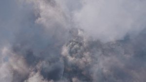 Полёт В Серых Облаках. Бесплатный Видео Футаж. Бесконечный Бесшовный цикл