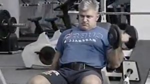 подъём гант на наклонной скамье