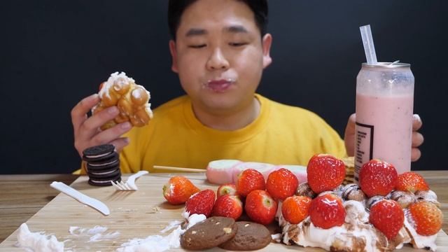 ASMR MUKBANG 딸기 ? 가득 홍콩 와플 딸기라떼 리얼사운드 먹방 STRAWBERRY egg waffle DESSERT EATING SOUND  ワッフル Waffeln