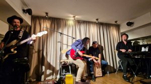 Российский парень - Олег Попков,  Смирнов и Компания