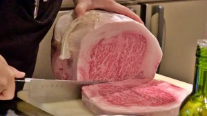 Миядзаки А5 стейк вагю и жареная лапша — тэппанъяки в Японии.
