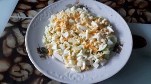 Вкусный салат из редиски, свежего огурца, яйц и зеленого лука, простой быстрый пошаговый рецепт