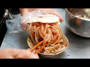 Китайская уличная еда сэндвич с холодной лапшой