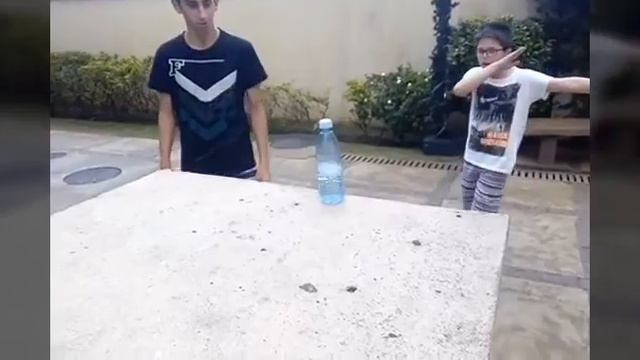 Desafio da garrafa 1 ft.  Pedro e Lira