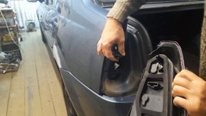 как снять задний фонарь рено логан 1