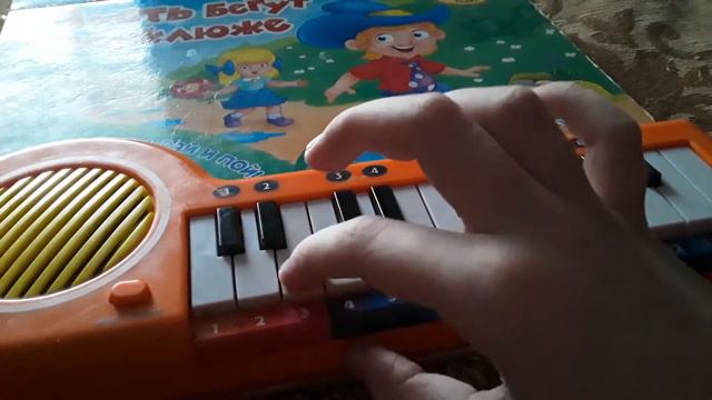 Играю на Пианино. играю Страшную Песню. очень Страшная Песня и лёгкая...