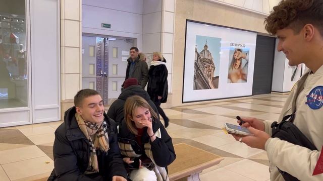 Раздали  сладкие призы в торговом центре