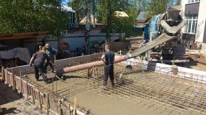 Заливаем плиту без насоса.  Самослив 12 кубов через трубу.