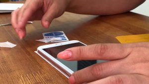 Поклейка стекла на телефон