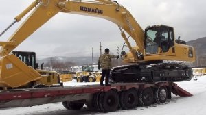 Экскаватор новый Коматцу РС 300 карабкается на трал.