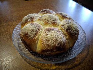 Сладкая сдобная булочка с посыпкой "РОМАШКА"