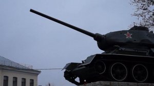 Памятник Т-34-85 на российском берегу реки Нарва в г. Ивангороде. Никто не забыт, Ничто не забыто!