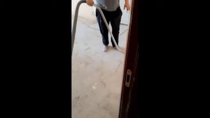 Грибок на полу после потопа.