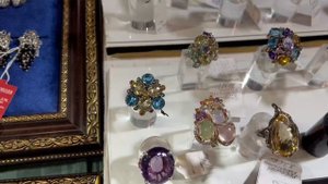 БЛОШИНЫЙ РЫНОК АНТИКВАРНЫХ И ВИНТАЖНЫХ ВЕЩЕЙ В ЦЕНТРЕ МОСКВЫ НА ТУЛЬСКОЙ ВОЗЛЕ МОНАСТЫРЯ. МОСВИНТАЖ.