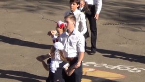 Танец 11-классников с первоклашками 01.09.2016