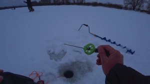 Эта БЕЗМОТЫЛКА ловит ВЕЗДЕ! Ящик рыбы на одну мормышку! Лучшая зимняя рыбалка 2021! Плотва и прочие