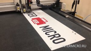 Режущий плоттер IECHO TK4S в процессе резки ПВХ пневматическим осциллирующим ножом POT