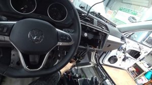 Установка нештатного головного устройства Фольксваген Тигуан 2022 , подключение.