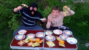 Кто быстрее съест 10 тарелок доширак пюре и 10 сосисок. Кишкоблуд съел всё за 3 минуты