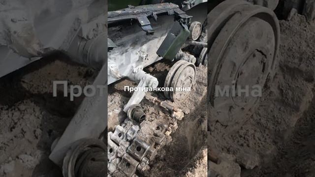 Украинский Т-64 БМ "Булат" после подрыва на противотанковой мине. смотреть онлайн