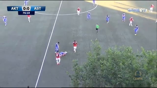 Комментатор тот еще артист.