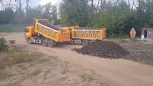 Шакман F2000. Выгрузка асфальтового скола для отсыпки дороги.