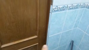 Как остатками плитки отделать дверь в ванной.