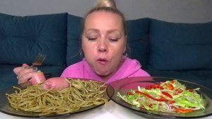 МУКБАНГ МАКАРОНЫ С СОСИСКАМИ, САЛАТ КАПУСТНЫЙ /Mukbang еда на камеру/Русский мукбанг/Домашняя еда/