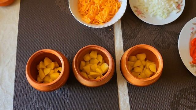 БЕРЁМ ГОРШОЧКИ ДЛЯ ЗАПЕКАНИЯ И ГОТОВИМ ВКУСНОЕ И СОЧНОЕ ЖАРКОЕ ПОД ТОМЛЕНОЙ КОРОЧКОЙ СЫРА