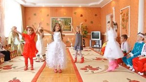 Осенний праздник в Детсаду танец "По лужам"
