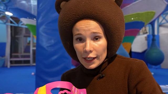 Маленькая Вера - Медведь и Алиса распаковывают Гуджитсу и Jelli Crush в парке Тейкабум