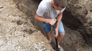 Траншея под забор и сливная яма из пластиковой трубы