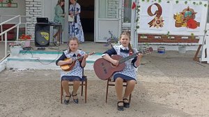 Песня "Журавли" на гитаре и домре в исполнении сестер Семаковых Алины  @allinasemakova и Варвары