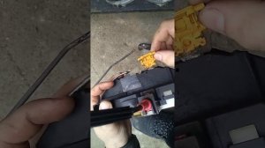 Как отсоединяется защелка замка тяги на Шевроле Авео Т-300