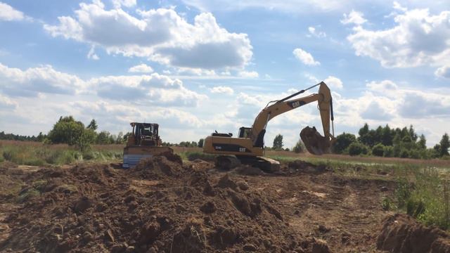 Экскаватор Caterpillar 324 dl и бульдозер Caterpillar D6R на объекте смотреть онлайн