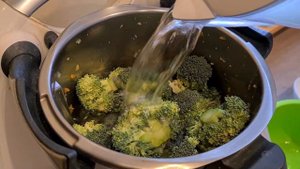 Куриный суп-пюре с брокколи / Chicken broccoli puree soup / Hühnchen-Brokkoli-Püree-Suppe.