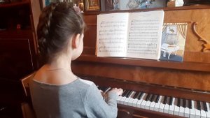 Эвелина и фортепиано (часть 1)🤩.  Этюд 111 (Е. Гнесина)