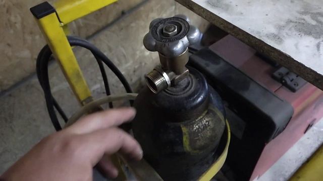 Как подружить газовый редуктор с нестандартной резьбой на маленьком углекислотном баллоне. смотреть онлайн