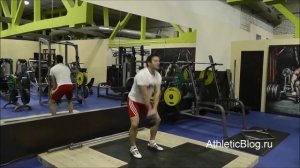 Махи с гирей или гантелей. Фитнес упражнение. Обучающее видео
