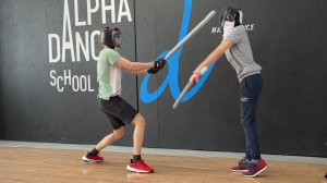 Обучение владению катаной. Кендзюцу. Спарринг на длинных мечах в зале на занятии Katana Club