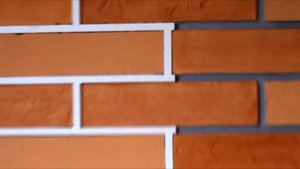 Что еще за трафарет для имитации кирпичной кладки? А он не сломается? А что получится?