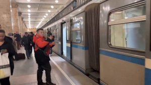 На поезд в сторону станции «Бульвар Рокоссовского» посадки нет, на Комсомольской, 1 апреля 2023 год